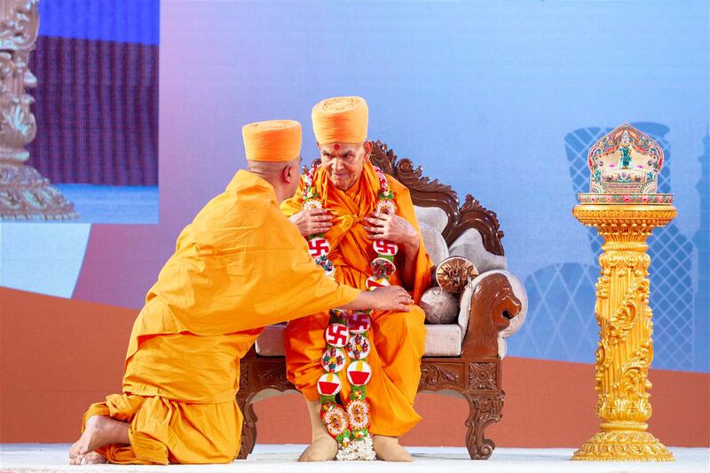 Brahmavihari Swami welcomes Swamishri with a garland