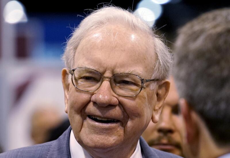 FILE PHOTO - Berkshire Hathaway CEO Warren Buffett talks to reporters prior to the Berkshire annual meeting in Omaha, Nebraska, U.S. on May 2, 2015.  REUTERS/Rick Wilking/File Photo