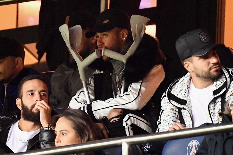 TOPSHOT - Paris Saint-Germain's Brazilian forward Neymar (C) attends the French L1 football match between Paris Saint-Germain (PSG) and FC Girondins de Bordeaux at the Parc des Princes stadium, in Paris, on February 9, 2019. / AFP / FRANCK FIFE
