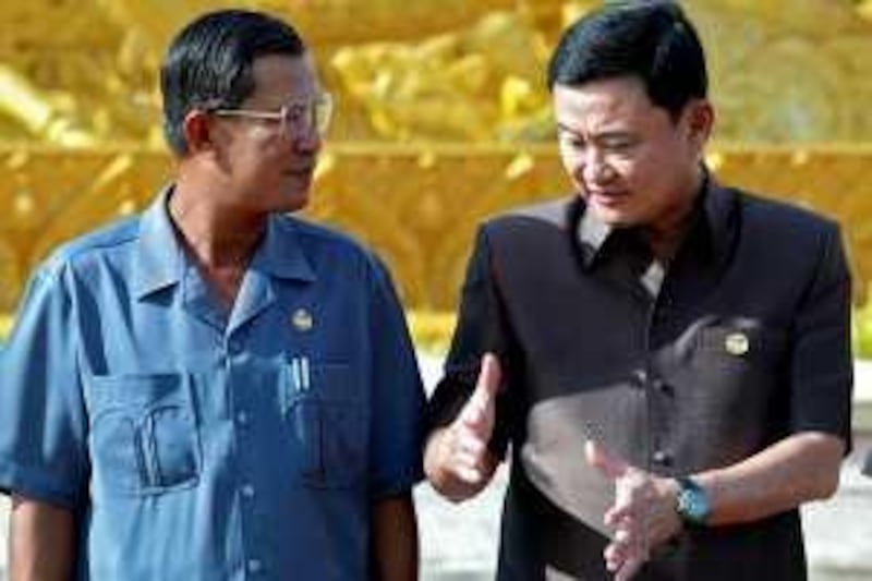 (FILES) File photo taken on May 31, 2003 shows then Thai Prime Minister Thaksin Shinawatra (R) talking with Cambodian Prime Minister Hun Sen (L) prior to a joint cabinet meeting between Thailand and Cambodia in Ubon Ratchathani, northeastern Thailand.  Cambodia has appointed former Thai prime minister Thaksin Shinawatra an economic advisor to premier Hun Sen and his administration, a Cambodian government statement said on November 4, 2009.   AFP PHOTO/FILES/Pornchai KITTIWONGSAKUL *** Local Caption ***  172095-01-08.jpg