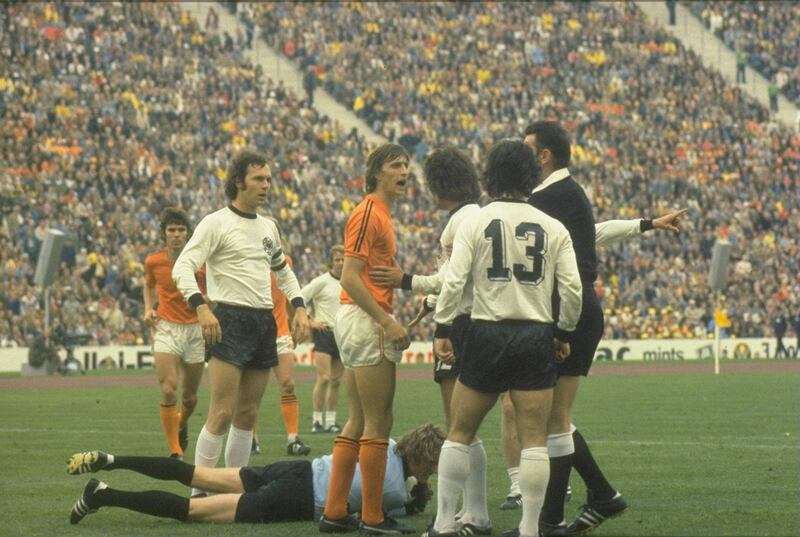7 Jul 1974:  Johan Cruyff (centre) of Holland argues with the referee Jack Taylor (right) of England, during the 1974 World Cup final match between West Germany and Holland at the Olympiastadion in Munich, West Germany. West Germany won the match 2-1.  \Mandatory Credit: Allsport UK# /Allsport
