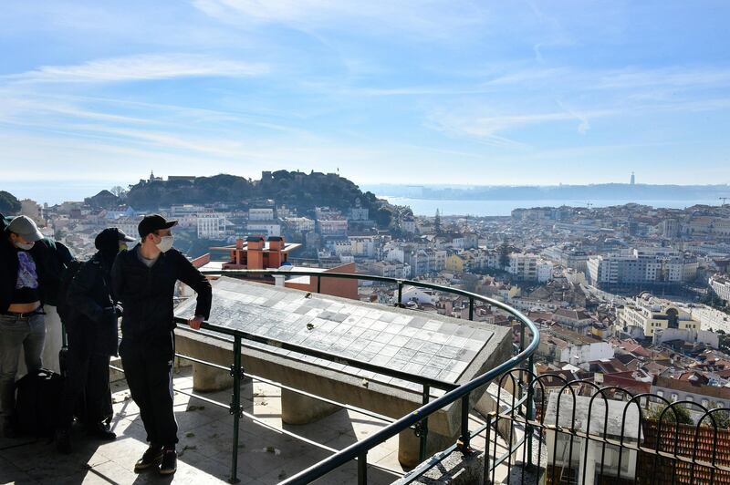 LISBON, PORTUGAL - 2021/01/17: Tourists wearing face masks visit the Nossa Senhora de Gravßa viewpoint in Lisbon. 
Portugal has began to implement new lockdown measures in response to the second wave of COVID-19 infections. The government could also suspend schools if a new strain of the virus is detected. (Photo by Jorge Castellanos/SOPA Images/LightRocket via Getty Images)