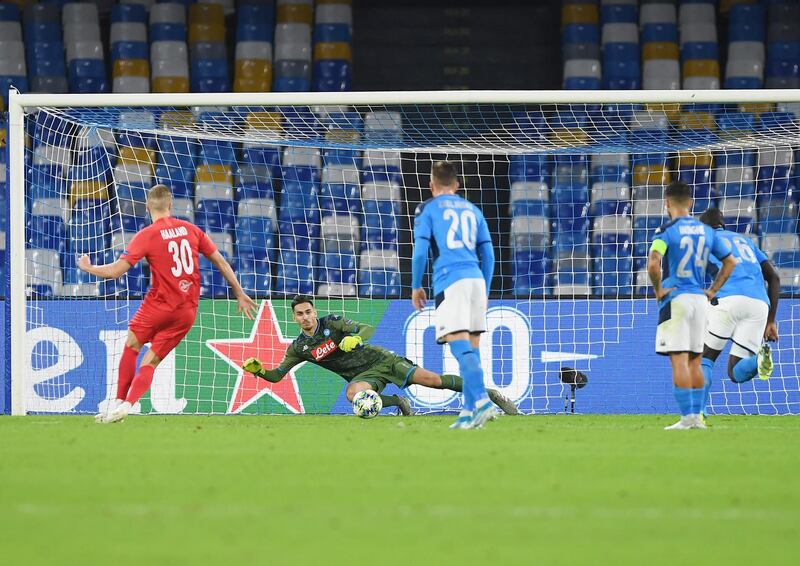 NAPLES, ITALY - NOVEMBER 05: Erling Braut Haaland of RB Salzburg scores the 0-1 goal during the UEFA Champions League group E match between SSC Napoli and RB Salzburg at Stadio San Paolo on November 05, 2019 in Naples, Italy. (Photo by Francesco Pecoraro/Getty Images)