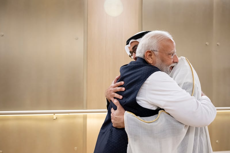 Sheikh Mohamed embraces Mr Modi. Mohamed Al Hammadi / Presidential Court
