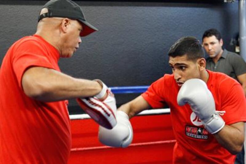 Amir Khan trains with Virgil Hunter under the gaze of Oscar De La Hoya ahead of his bout with Carlos Molina.