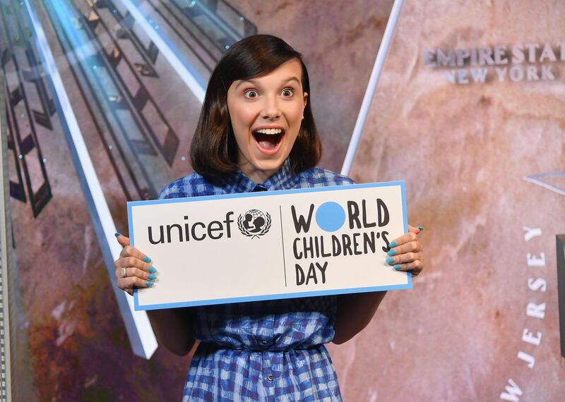 Actress Millie Bobby Brown poses for a photo at the Empire State Building in honor of UNICEF and World Children's Day at Empire State Building on November 20, 2018 in New York City.  / AFP / Angela Weiss
