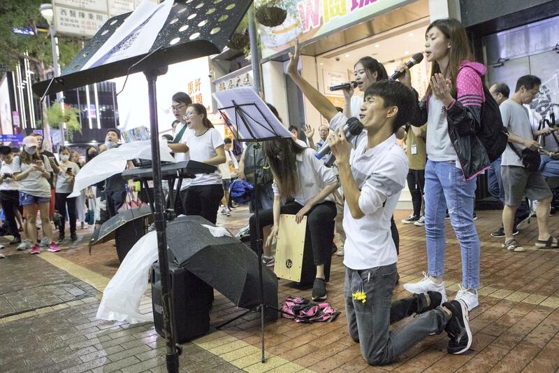 HONG KONG: ART FEATURE:
Pictured: Singers perform a song in protest of police brutality and to try and promote peace and love during the violent times. 