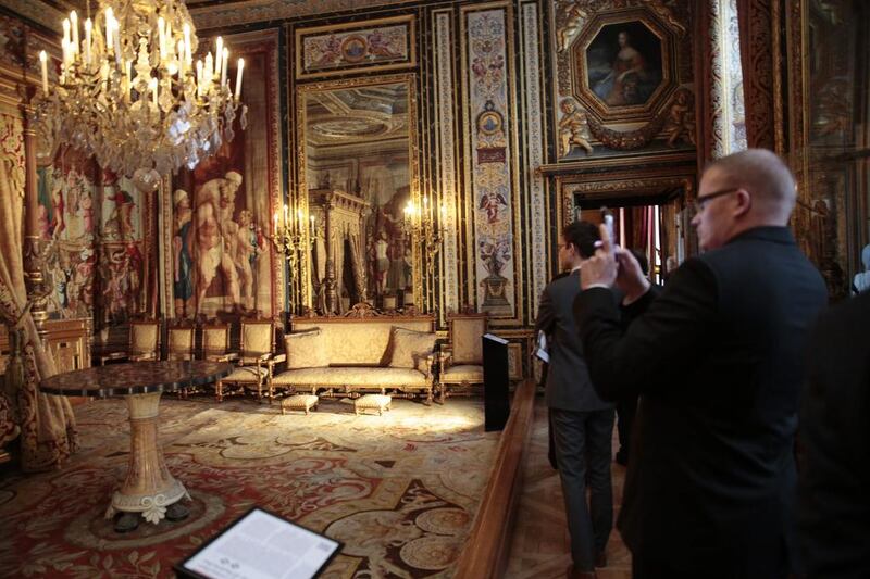 Visitors in the Papal Apartment of the Palace.