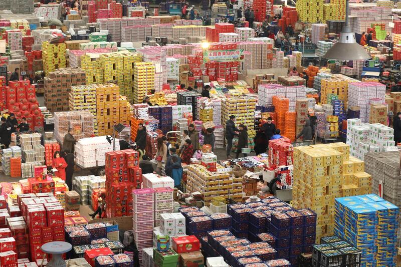 People shop at a wholesale fruit market ahead of the Chinese Lunar New Year in Yiwu, Zhejiang province, China January 28, 2019. REUTERS/Stringer ATTENTION EDITORS - THIS IMAGE WAS PROVIDED BY A THIRD PARTY. CHINA OUT.