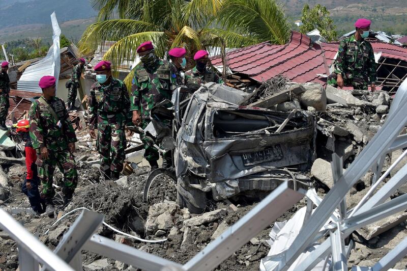 Indonesian Marines search for survivors in Palu, Indonesia's Central Sulawesi on October 2, 2018, after an earthquake and tsunami hit the area on September 28. The bodies of dozens of students have been pulled from their landslide-swamped church in Sulawesi, officials said on October 2, as an international effort to help nearly 200,000 Indonesia quake-tsunami victims ground into gear. / AFP / Adek BERRY
