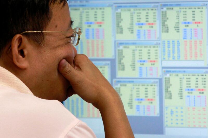 epa02855593 An investor checks stock prices online at a securities firm in Hong Kong, China, 05 August 2011. Hong Kong shares have dived 4.75 percent amid a worldwide sell-off on concerns that the global economy could fall back into recession. The fall came after markets in Europe and the United States saw some of their heaviest losses since the 2008 financial crisis. The bule chip Hang Seng Index tumbled 1,040 points to end the morning session at 20,844 on turnover of 62.4 billion Hong Kong dollars.  EPA/YM YIK *** Local Caption ***  02855593.jpg