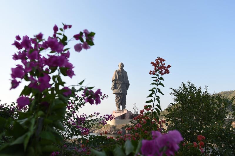The "Statue Of Unity", the world's tallest statue dedicated to Indian independence leader Sardar Vallabhbhai Patel, stands overlooking the Sardar Sarovar Dam near Vadodara in India's western Gujarat state on October 30, 2018. Indian Prime Minister, Narendra Modi will inaugurate the 182-metre-high (600-foot-high) "Statue Of Unity", which is a tribute to independence icon Sardar Vallabhbhai Patel, on October 31.  / AFP / SAM PANTHAKY
