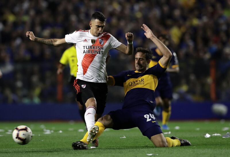 River Plate's Matias Suarez (L) is marked by Boca Juniors' Carlos Izquierdoz during their all-Argentine Copa Libertadores semi-final second leg football match at La Bombonera stadium in Buenos Aires, on October 22, 2019. / AFP / Alejandro PAGNI
