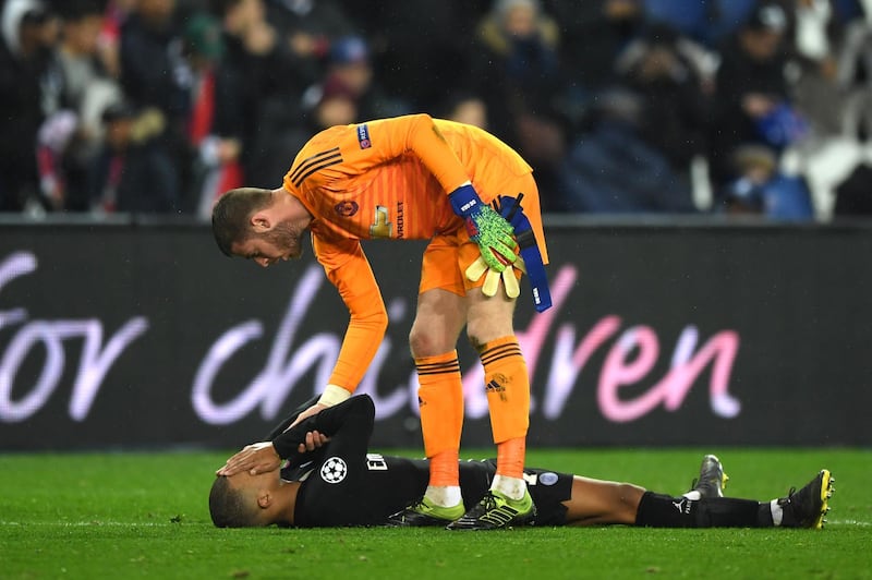 PARIS, FRANCE - MARCH 06:  David De Gea of Manchester United consoles Kylian Mbappe of PSG after the full time whistle during the UEFA Champions League Round of 16 Second Leg match between Paris Saint-Germain and Manchester United at Parc des Princes on March 06, 2019 in Paris, . (Photo by Shaun Botterill/Getty Images)