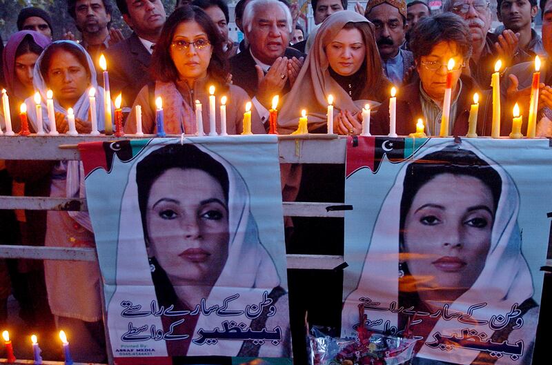 Supporters of the Pakistan People's Party (PPP) hold a candle vigil in the memory of slain former premier Benazir Bhutto in Lahore, 31 December 2007.  Pakistan will delay parliamentary elections by at least four weeks after a wave of violence triggered by the assassination of Benazir Bhutto, senior government officials told AFP.                 AFP PHOTO/Arif ALI / AFP PHOTO / Arif Ali