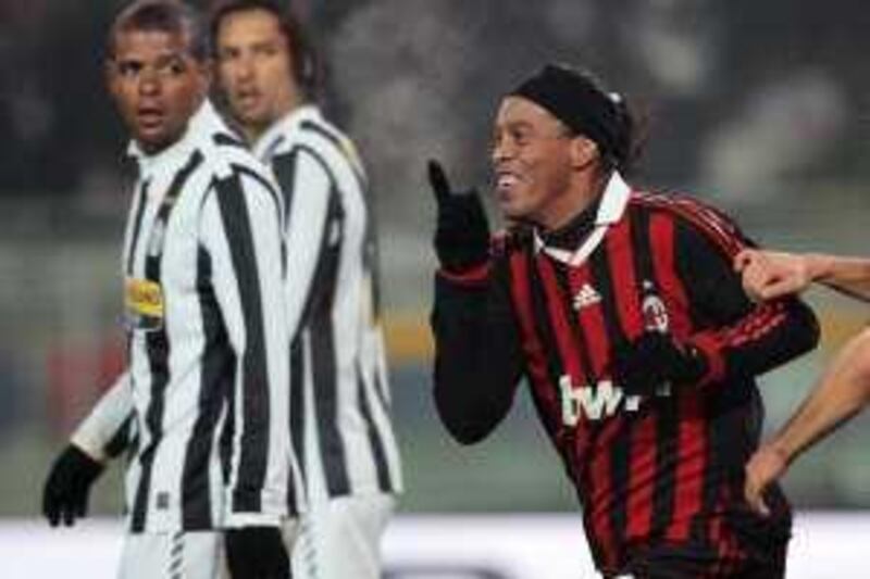 AC Milan's Ronaldinho (R) celebrates after scoring a second goal against Juventus during their Italian Serie A soccer match at the Olympic stadium in Turin January 10, 2010. REUTERS/Alessandro Garofalo (ITALY - Tags: SPORT SOCCER) *** Local Caption ***  AGA111_SOCCER-ITALY_0110_11.JPG