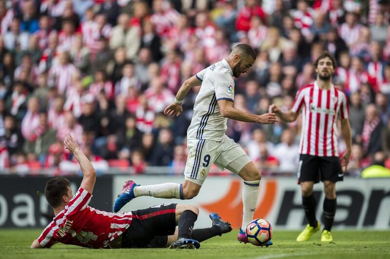 Karim Benzema of Real Madrid competes for the ball with Aymeric Laporte of Athletic Bilbao. Juan Manuel Serrano Arce / Getty Images