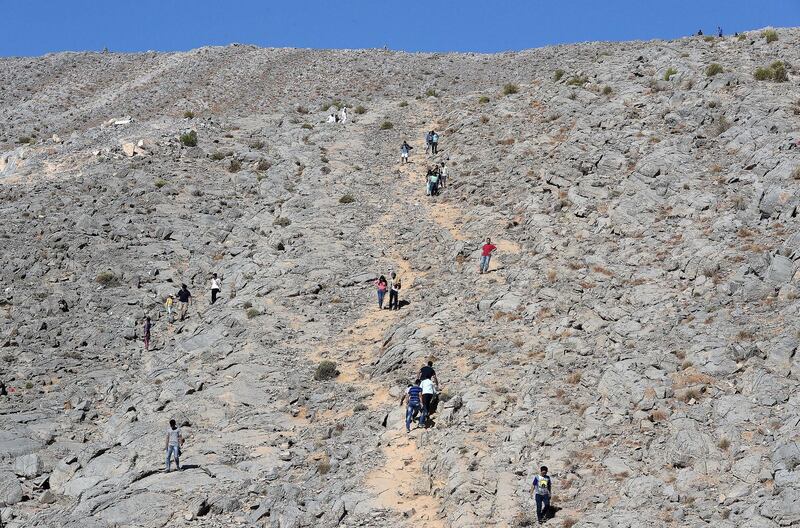 RAS AL KHAIMAH , UNITED ARAB EMIRATES , DEC 02  – 2017 :- People hiking with their family and friends at the Jebel Jais mountain on the National Day in Ras Al Khaimah. (Pawan Singh / The National) Story by Anna Zacharias