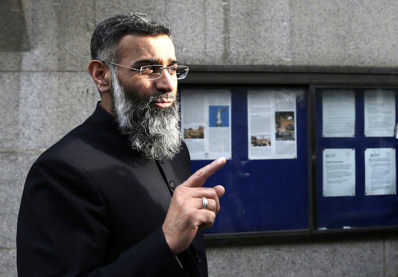 British muslim cleric Anjem Choudary arrives at the Old Bailey in London for the start of his trial on January 11, 2016. Choudary and Mohammed Rahman are charged with inviting support for Islamic State (IS).
AFP PHOTO / ADRIAN DENNIS (Photo by ADRIAN DENNIS / AFP)