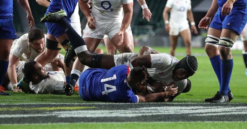 LONDON, ENGLAND - MARCH 13:   Maro Itoje of England scores their winning try despite being held by Teddy Thomas during the Guinness Six Nations match between England and France at Twickenham Stadium on March 13, 2021 in London, England. Sporting stadiums around the UK remain under strict restrictions due to the Coronavirus Pandemic as Government social distancing laws prohibit fans inside venues resulting in games being played behind closed doors. (Photo by David Rogers/Getty Images)