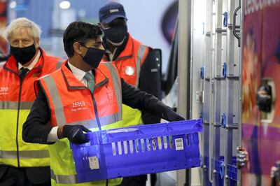 LONDON, ENGLAND - NOVEMBER 11: Britain's Prime Minister Boris Johnson, and Chancellor Rishi Sunak visit a tesco.com distribution centre on November 11, 2020 in London, England. (Photo by Kirsty Wigglesworth-WPA Pool/Getty Images)