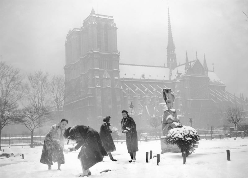FRANCE - AUGUST 21:  Young Paris Women Having A Snow-Ball Fight In Front Of Notre-Dame In Paris On December 21, 1938.  (Photo by Keystone-France/Gamma-Keystone via Getty Images)