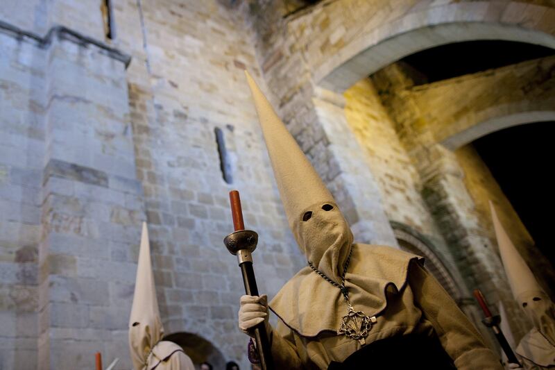 ZAMORA, SPAIN - MARCH 29:  A penitent looks on during the Holy Week procession of the Cofradia Jesus Yacente on March 29, 2013 in Zamora, Spain. Easter week is traditionally celebrated with processions in most Spanish towns.  (Photo by Pablo Blazquez Dominguez/Getty Images) *** Local Caption ***  164857978.jpg