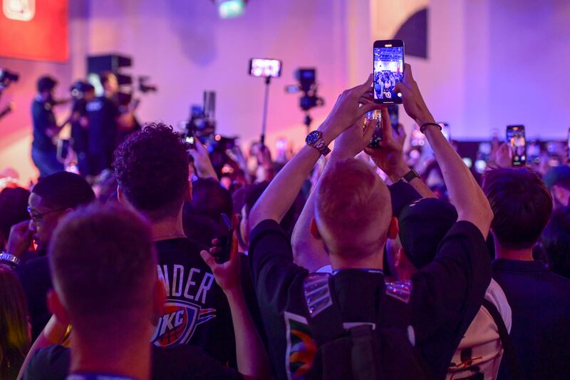 Fans crowd for basketball Hall of Fame players O'Neal and Thomas. 