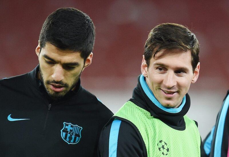 epa05175747 Barcelona's Lionel Messi (R) with team mate Luis Suarez (L) during a training session at the Emirates Stadium in London, Britain, 22 February 2016. Barcelona play Arsenal in a Champions League round of 16 soccer match at the Emirates Stadium in London, 23 February.  EPA/ANDY RAIN