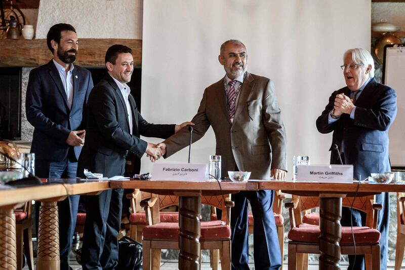 Head of the Houthi prisoner exchange committee Abdulkader al-Murtada (C - L) shakes hands with Head of the Yemeni government delegation Hadi Haig (C - L) between ICRC Director for the Near and Middle East Fabrizio Carboni (L) and UN Special Envoy for Yemen Martin Griffiths at the end of a week-long meeting on a Yemen prisoner exchange agreement on September 27, 2020 in Glion, western Switzerland. Both sides in Yemen's war have agreed to exchange more than 1,000 prisoners, the UN mediator during a week of talks in Switzerland said on September 27, 2020. / AFP / Fabrice COFFRINI
