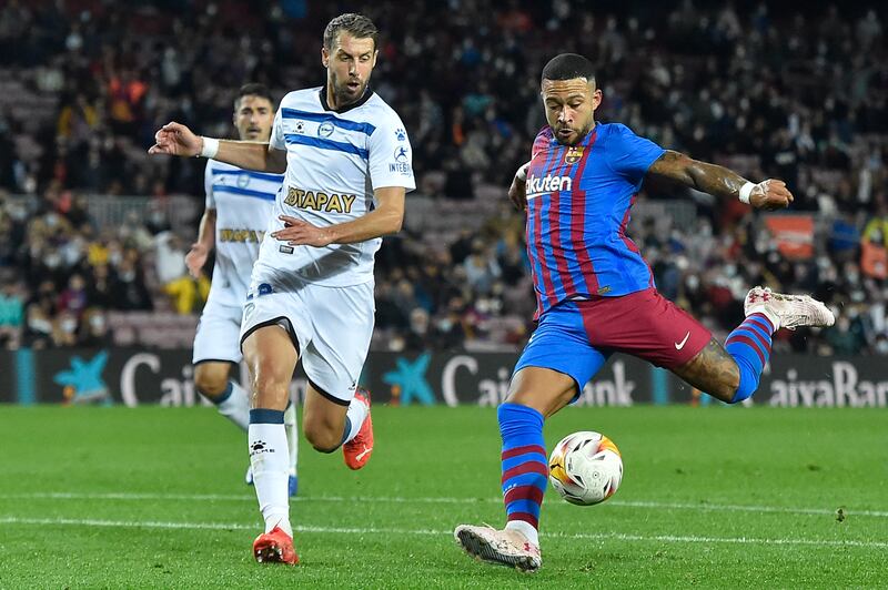 Alaves' French defender Florian Lejeune challenges Barcelona's Dutch forward Memphis Depay. AFP