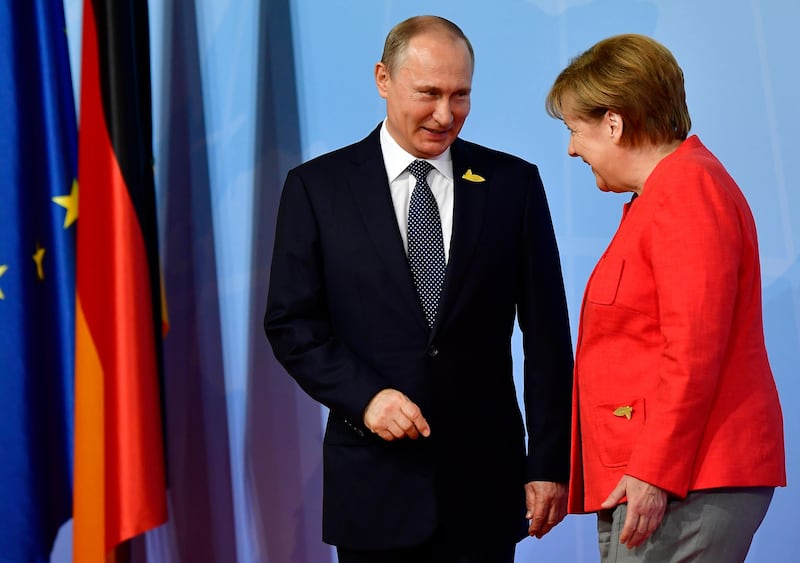 Mrs Merkel talks with Mr Putin. Tobias Schwarz / AFP Photo