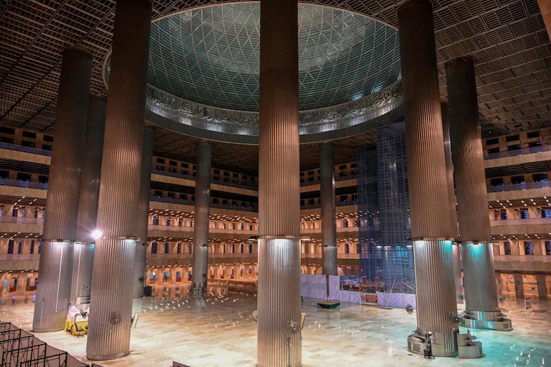 A deserted Istiqlal Grand Mosque is pictured on the first day of Muslim's holy month of Ramadan during a partial lockdown amid concern to the COVID-19 coronavirus pandemic in Jakarta on April 24, 2020. Muslims across the world began marking the holy month of Ramadan under unprecedented coronavirus lockdowns on April 24 as the US added another half a trillion dollars to an economic support package and Europe groped towards its own huge rescue plan. / AFP / Bay ISMOYO
