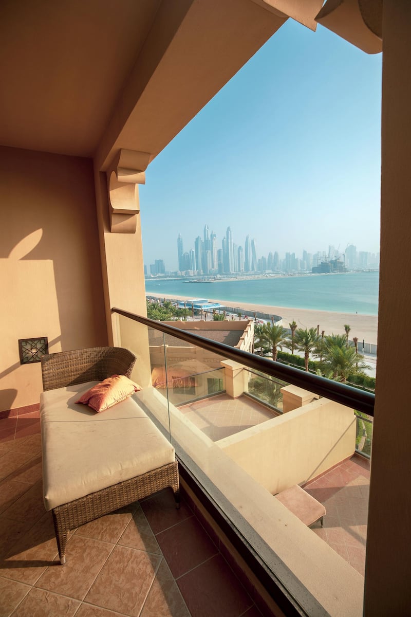 Capturing the beauty of Dubai from a balcony. Courtesy of @habibullahqureshiofficial  