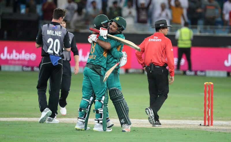 Pakistan 'Mohammed Hafeez (L) and Safarad Ahmed (R) celebrate with team mates during T20 cricket cricket match between Pakistan and New Zealand at the Dubai Cricket Stadium in Dubai on November 2, 2018. / AFP / KARIM SAHIB
