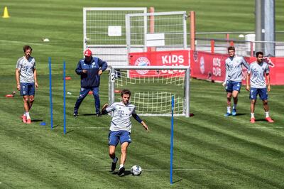 epa08404480 Bayern Munich's Thomas Mueller (front C) and teammates attend their training session at the German Bundesliga club's ground in Munich, Germany, 06 May 2020. The German Football Association (DFL) has presented a comprehensive concept for the resumption of play amid the ongoing coronavirus COVID-19 pandemic. In order to slow down the spread of the COVID-19 disease caused by the SARS-CoV-2 coronavirus, the Bundesliga has been on a break since 13 March 2020.  EPA/LUKAS BARTH-TUTTAS