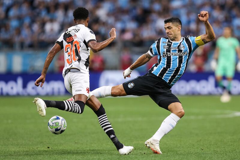 Gremio's Luis Suarez battles for the ball with against Robson of Vasco Da Gama. Getty Images