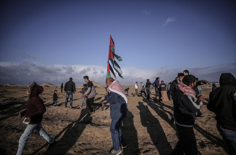 epa08092031 Palestinian protesters take part during clashes after Friday protest between Israeli troops and Palestinians protesters along the border between Israel and eastern Gaza Strip, 27 December 2019.  EPA/HAITHAM IMAD