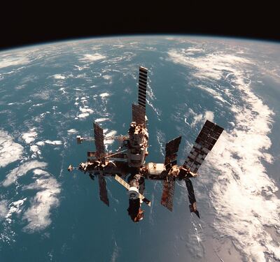 - FILE PHOTO JUN98 - The planned farewell fall to earth of the fabled Russian space station Mir next week will be filmed and broadcast several hours afterward over the Internet for all the world to see, a Los Angeles space aficionado said March 16, 2001. The splashdown of Mir, shown in this June 1998 file photo, will be tracked at www.mirreentry.com. Reuters