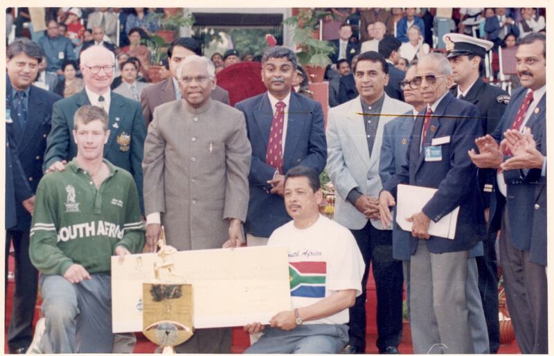 Former Indian president KR Narayanan poses alongside the victorious South Africa team. Photo: George Abraham