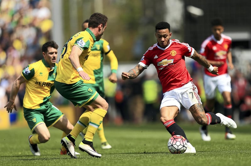 NORWICH, ENGLAND - MAY 07:  Memphis Depay of Manchester United and Ivo Pinto of Norwich City compete for the ball during the Barclays Premier League match between Norwich City and Manchester United at Carrow Road on May 7, 2016 in Norwich, England.  (Photo by Stephen Pond/Getty Images)