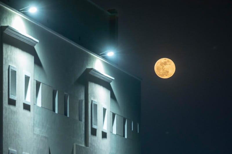 Full moon rise in Dubai on May 26th, 2021. 
Antonie Robertson / The National.
Reporter: None for National.