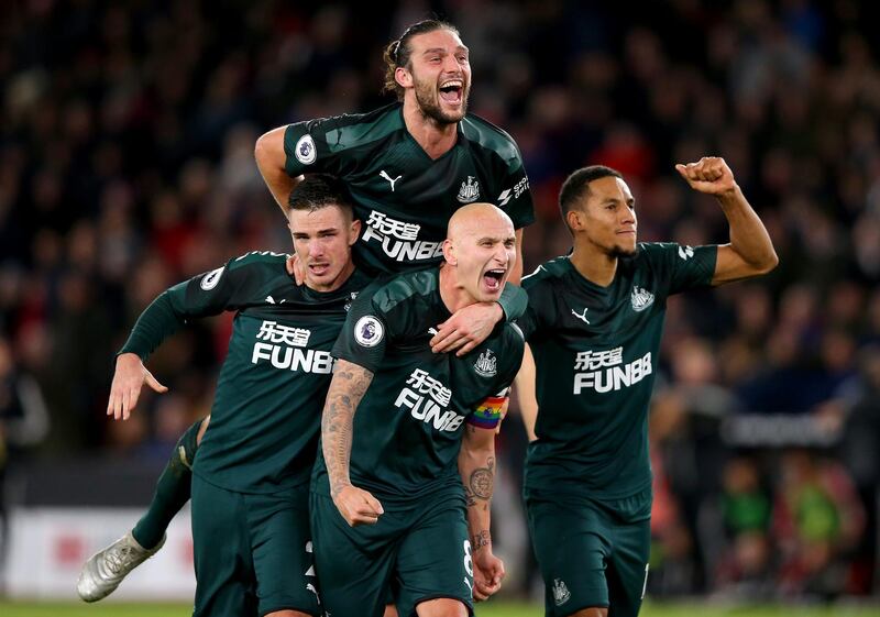 SHEFFIELD, ENGLAND - DECEMBER 05: Jonjo Shelvey (C) of Newcastle celebrate with his team mates after he scores the 2nd goal during the Premier League match between Sheffield United and Newcastle United at Bramall Lane on December 05, 2019 in Sheffield, United Kingdom. (Photo by Alex Livesey/Getty Images)