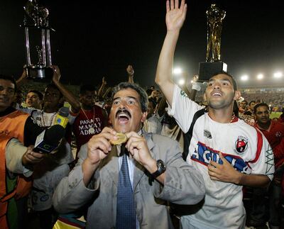 Deportivo Cucuta coach Jorge Luis Pinto (C) celebrates after his team defeated Deportes Tolima during the final game of the Colombian National Football League 20 December, 2006, at Manuel Murillo Toro stadium in Ibague, Colombia. AFP PHOTO/Mauricio DUEÑAS (Photo by MAURICIO DUENAS / AFP)