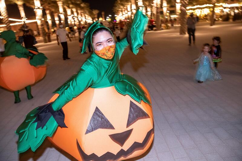 DUBAI UNITED ARAB EMIRATES. 29 OCTOBER 2020. Halloween performers dance and scare the visitors to the Town Square Halloween event. (Photo: Antonie Robertson/The National) Journalist: Sophie Prideaux. Section: Lifestyle.
