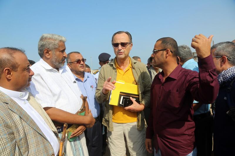 Retired Dutch General Patrick Cammaert (C) arrives at the Yemeni port of Hodeidah on December 29, 2018. Cammaert is heading a joint truce monitoring committee, which includes both Yemeni government and Huthi rebel representatives, and chaired its first meeting this week.
Yemeni rebels have begun to withdraw from the lifeline port of Hodeida, under an agreement reached in Sweden earlier this month, a UN official said Saturday. / AFP / ABDO HYDER
