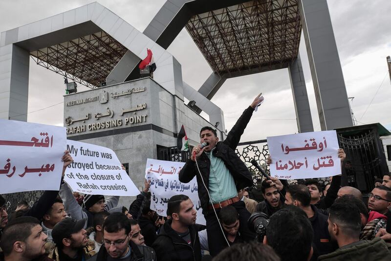 Palestinian students call for the opening of the Rafah border crossing with Egypt, which is under the control of the Palestinian Authority, in the southern Gaza Strip on November 23, 2017. / AFP PHOTO / SAID KHATIB