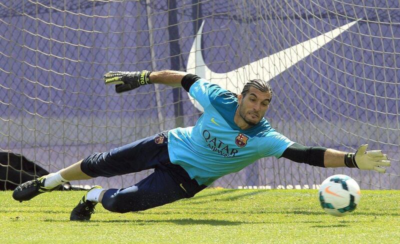 Barcelona keeper Jose Manuel Pinto makes a stop during the training session for their match against Atletico Madrid. Andreu Dalmau / EPA / May 16, 2014