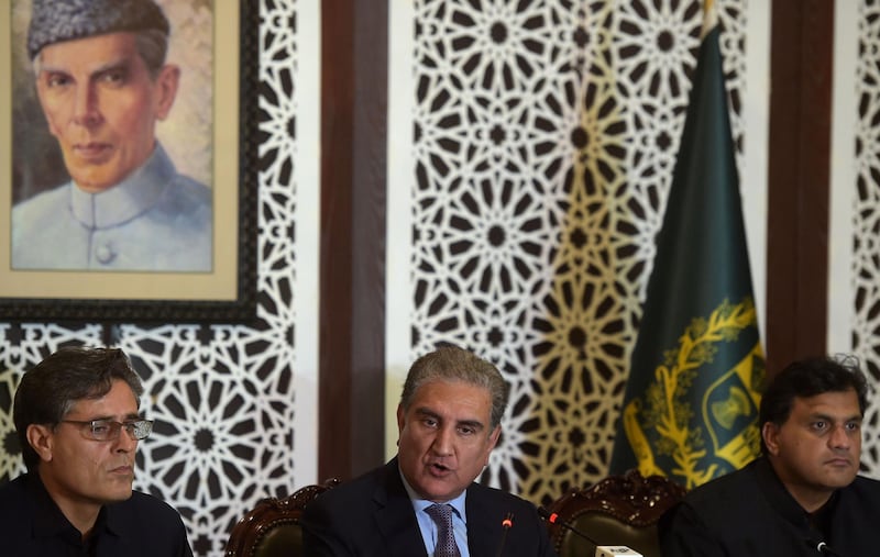 Pakistani Foreign Minister Shah Mehmood Qureshi (C) gives a press conference at the Foreign Ministry in Islamabad on August 16, 2019.

 Pakistani Prime Minister Imran Khan spoke to US President Donald Trump about his concerns over the situation in disputed Kashmir region, Islamabad's foreign minister said, ahead of a UN Security Council meeting to discuss the issue. / AFP / AAMIR QURESHI
