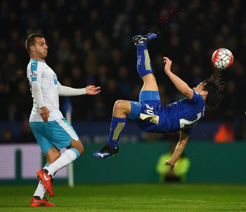 Shinji Okazaki of Leicester City scores their first goal with an overhead kick as Steven Taylor of Newcastle United looks on during the Premier League match between Leicester City and Newcastle United at The King Power Stadium on March 14, 2016 in Leicester, England. (Photo by Laurence Griffiths/Getty Images)